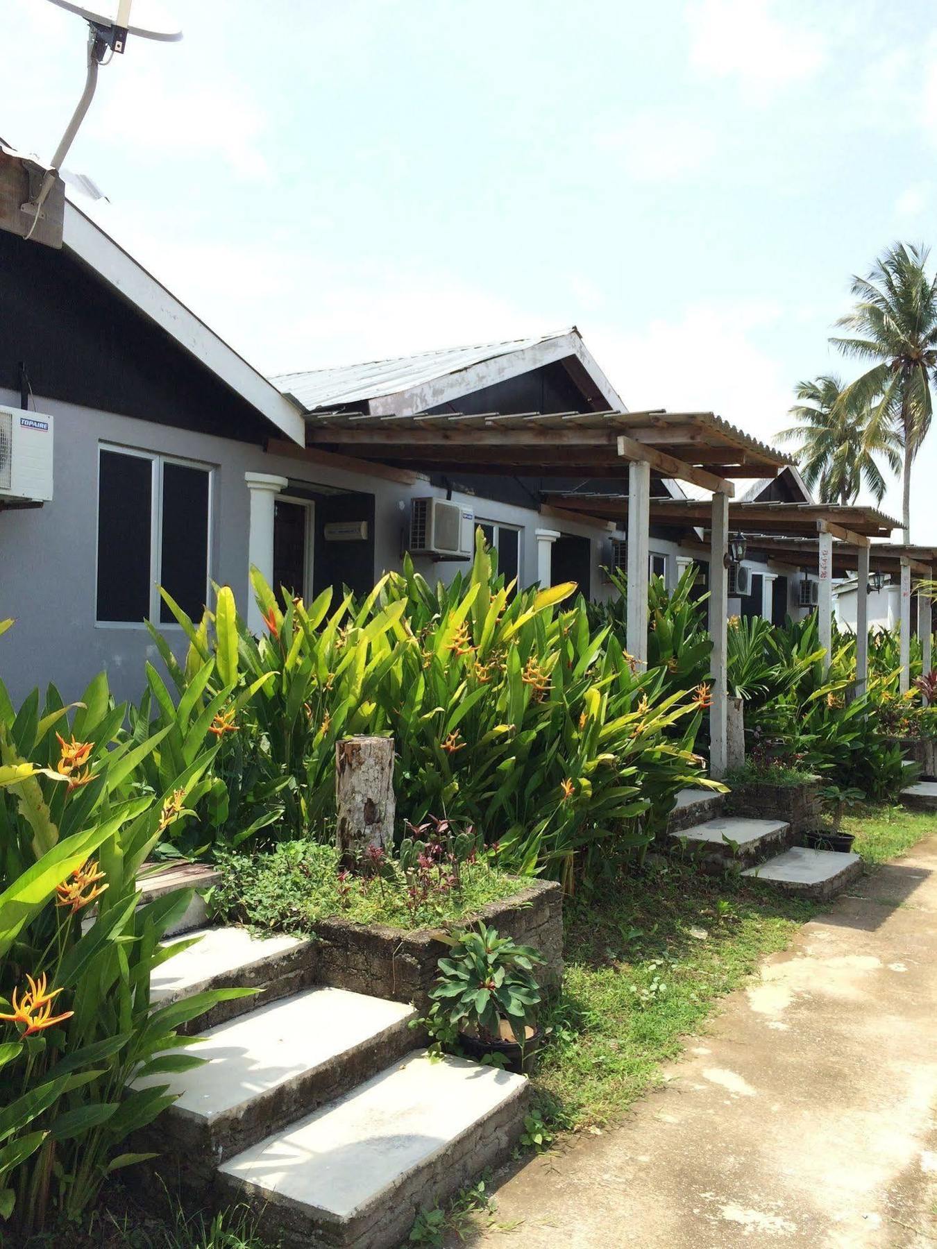 Pondok Muara Chalet Pantai Cenang  Exterior photo